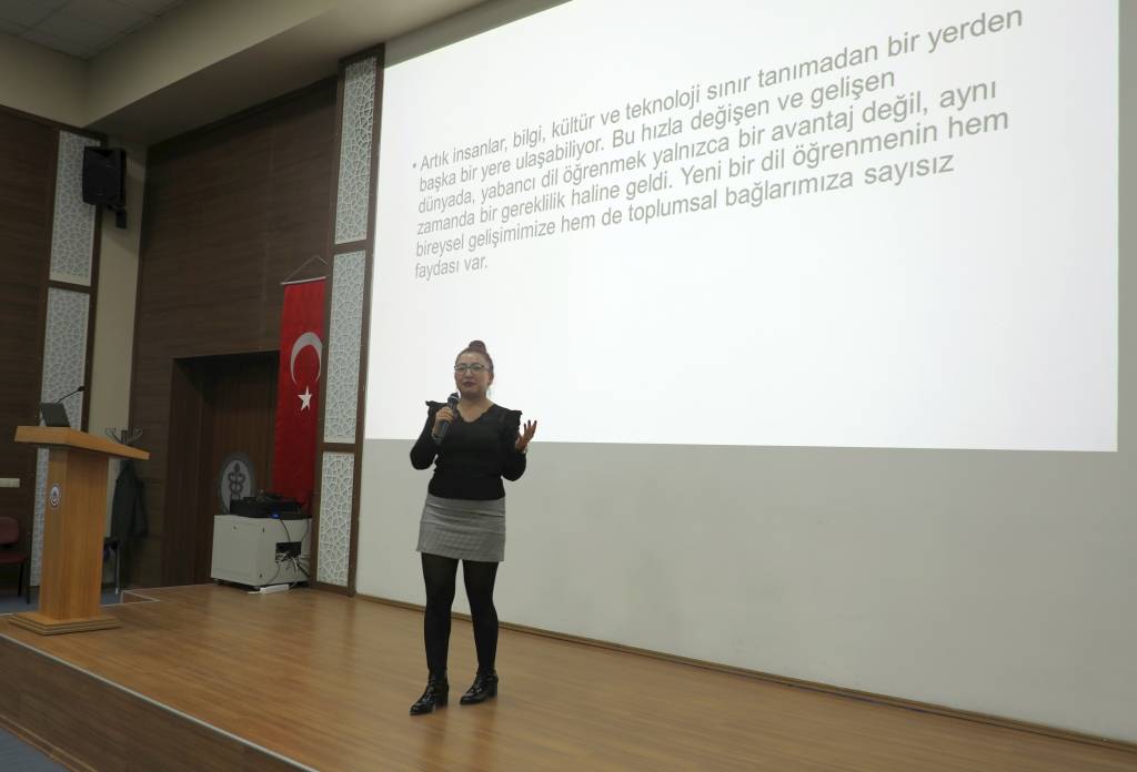 AFSÜ’de Yabancı Dil Öğrenme Stratejileri Konuşuldu