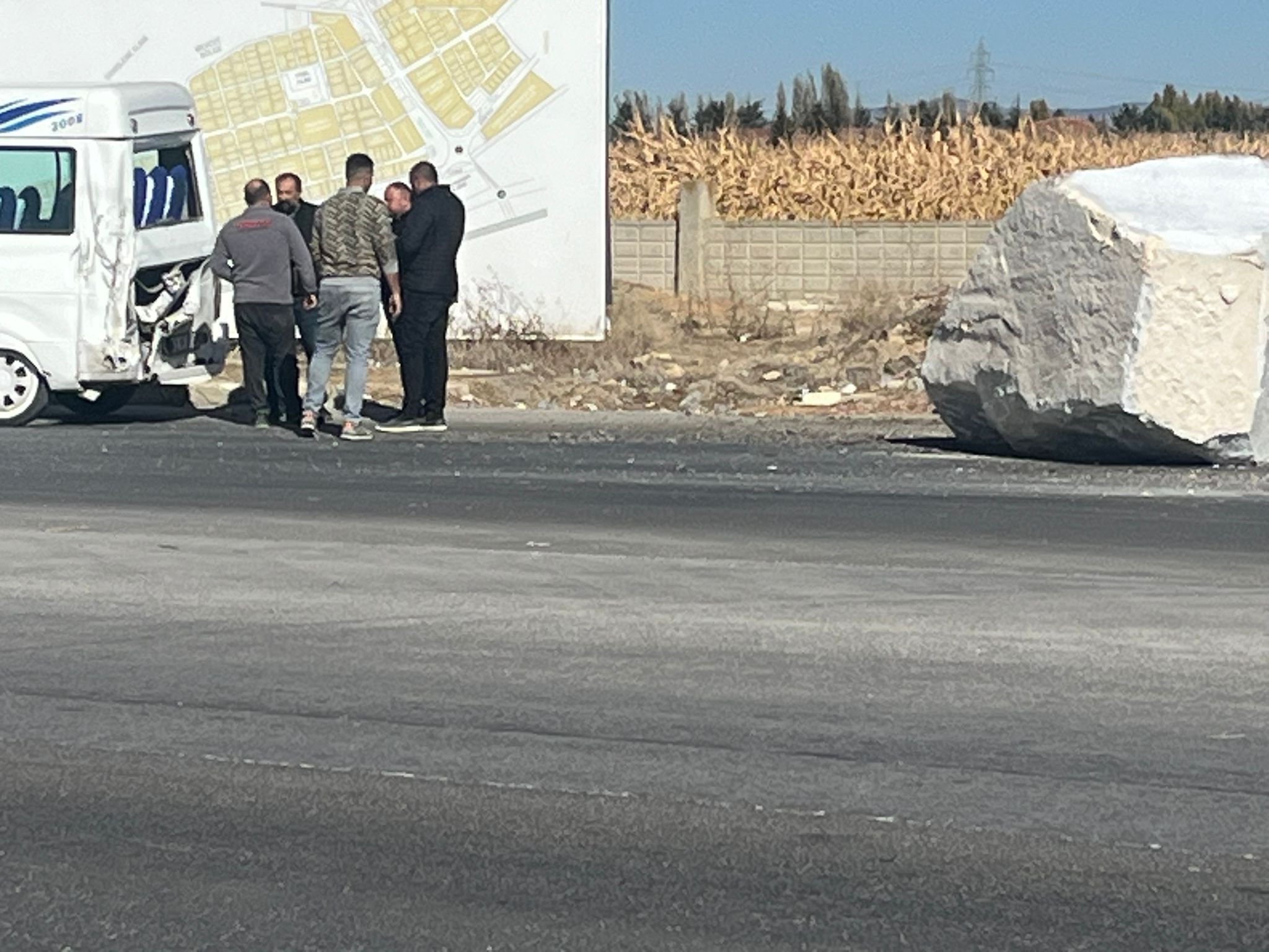 Kamyondan Düşen Mermer Bloklar Minibüs'ün Üstüne Düştü