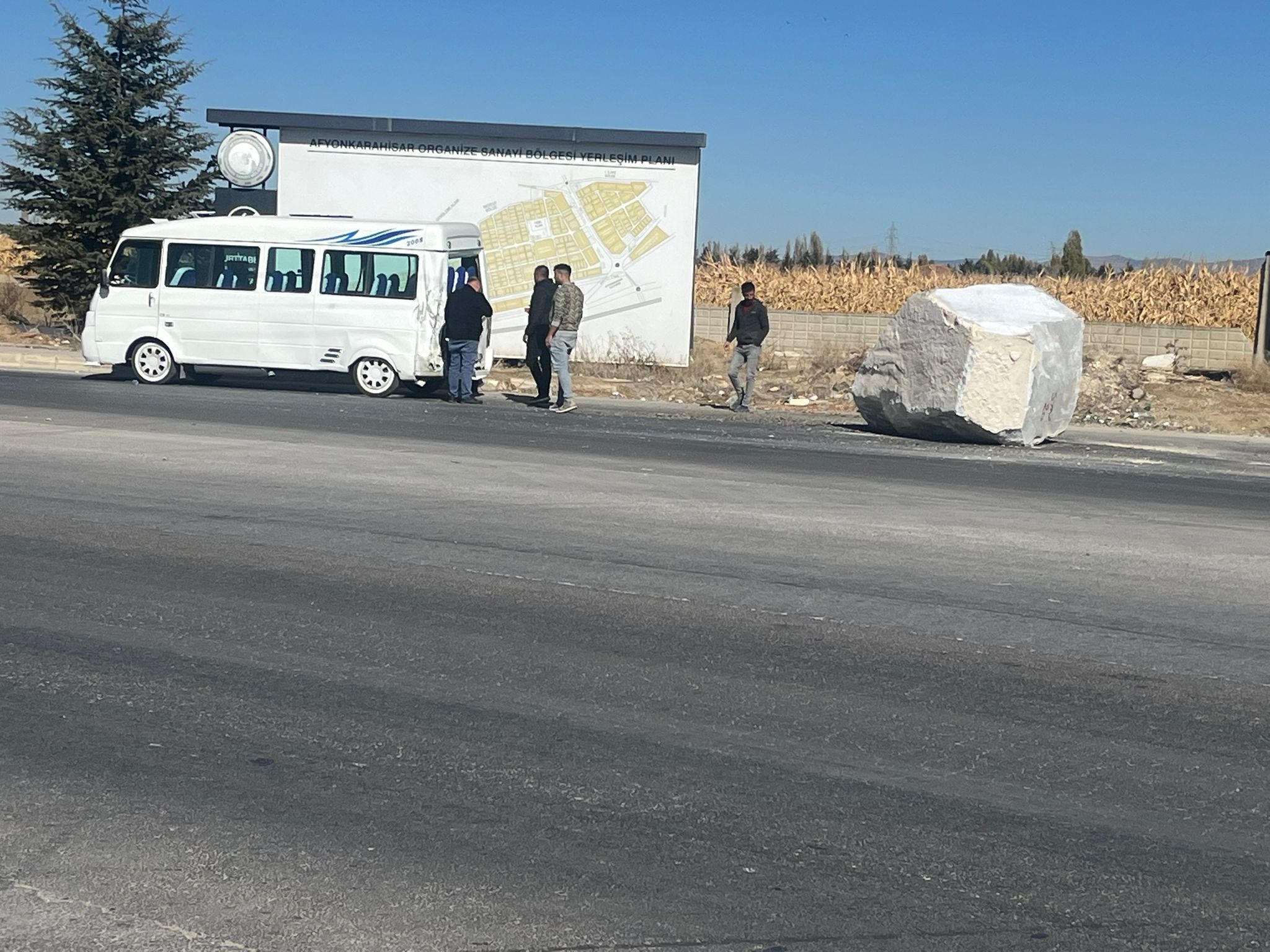Kamyondan Düşen Mermer Bloklar Minibüs'ün Üstüne Düştü