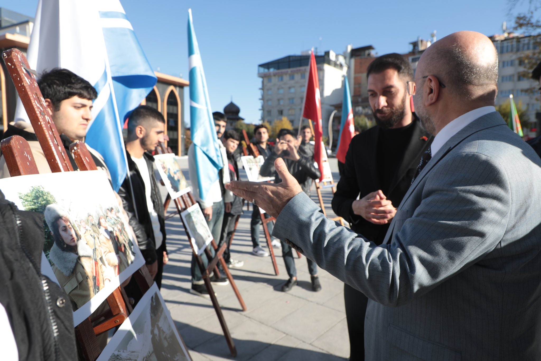 AK Partili Şahin Ve Karahan,  "Karabağ Zaferinin 4. Yılı" Sergisine Katıldı