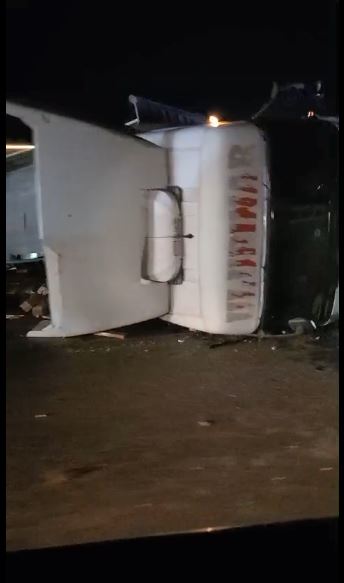 Afyon-İzmir Karayolu'nda TIR Devrildi, Yol Trafiğe Kapandı