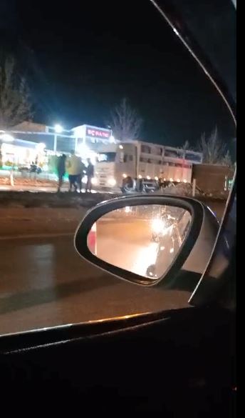Afyon-İzmir Karayolu'nda TIR Devrildi, Yol Trafiğe Kapandı