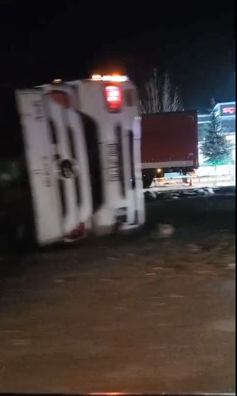 Afyon-İzmir Karayolu'nda TIR Devrildi, Yol Trafiğe Kapandı