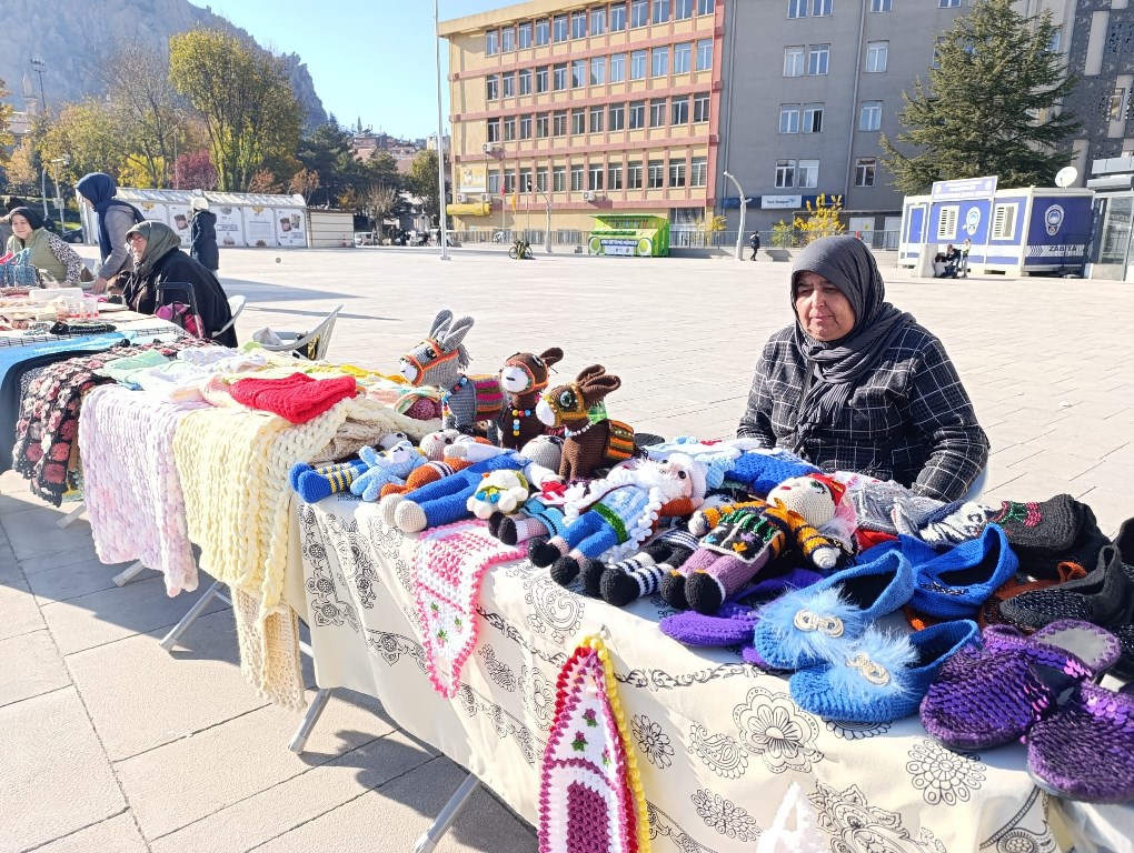EMEKÇİ KADINLAR PAZARI YOĞUN İLGİ GÖRDÜ