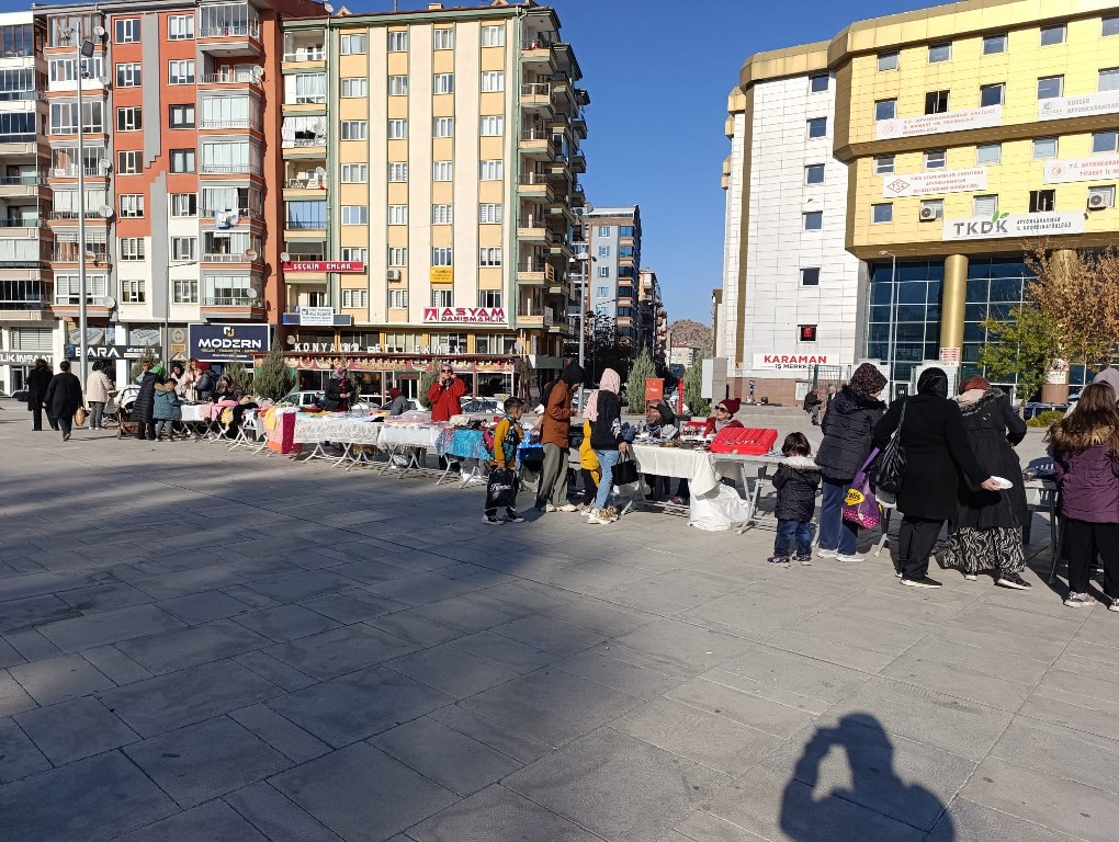 EMEKÇİ KADINLAR PAZARI YOĞUN İLGİ GÖRDÜ