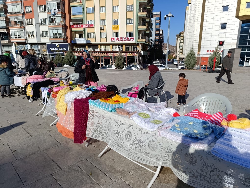 EMEKÇİ KADINLAR PAZARI YOĞUN İLGİ GÖRDÜ
