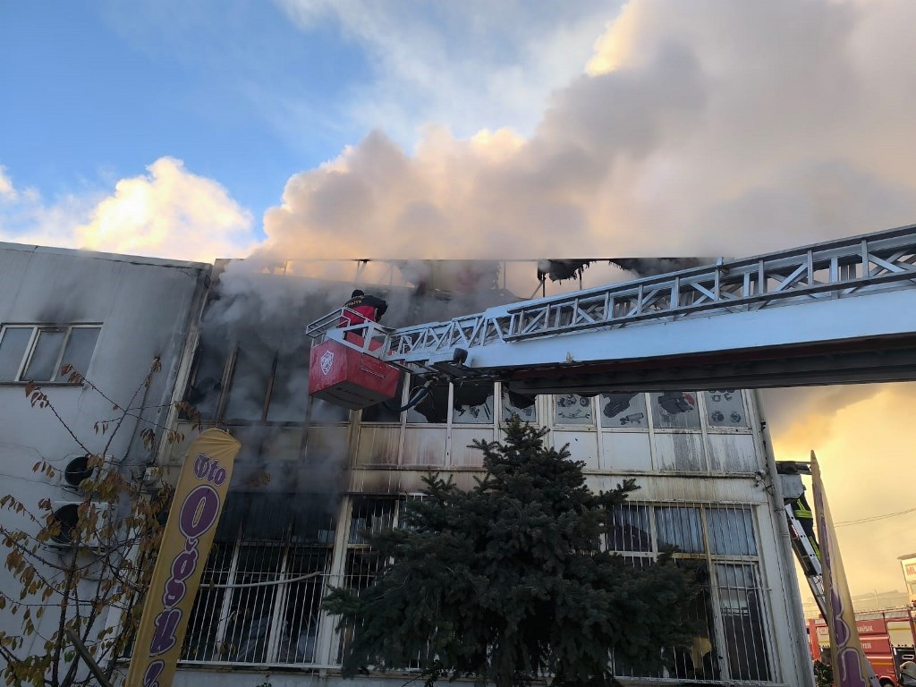 2.KÜÇÜK SANAYİ SİTESİNDEKİ YANGIN KONTROL ALTINA ALINDI!
