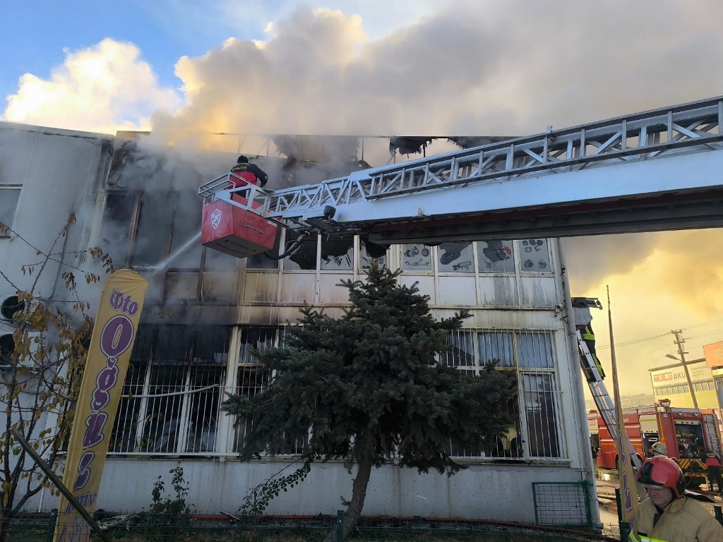 2.KÜÇÜK SANAYİ SİTESİNDEKİ YANGIN KONTROL ALTINA ALINDI!