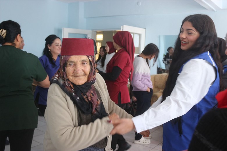 EMİRDAĞ GENÇLİK MERKEZİ GENÇLERİ HUZUREVİ SAKİNLERİYLE BULUŞTU