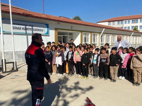 İTFAİYE EKİPLERİ'NDEN HÜRRİYET İLKOKULU'NDA TATBİKAT