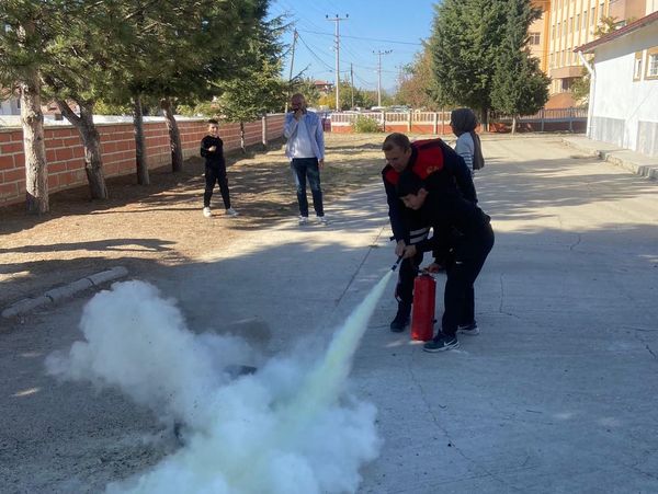 İTFAİYE EKİPLERİ'NDEN HÜRRİYET İLKOKULU'NDA TATBİKAT