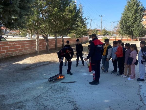 İTFAİYE EKİPLERİ'NDEN HÜRRİYET İLKOKULU'NDA TATBİKAT