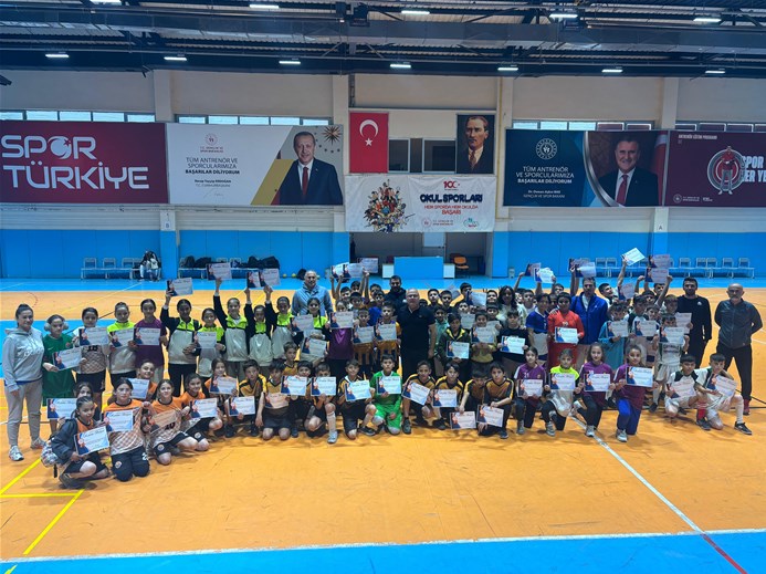 10 Kasım Hentbol Müsabakaları Coşku ve Yoğun Katılımla Gerçekleşti