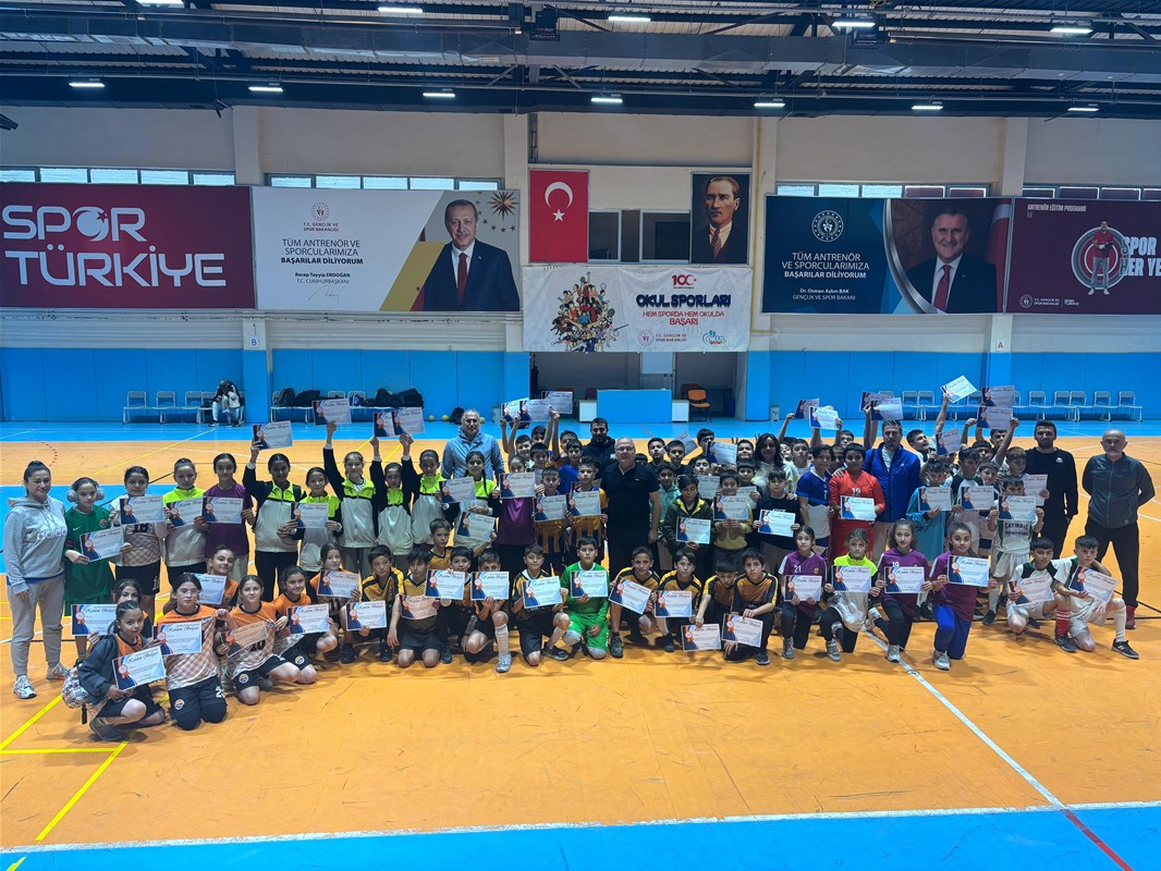 10 Kasım Hentbol Müsabakaları Coşku ve Yoğun Katılımla Gerçekleşti