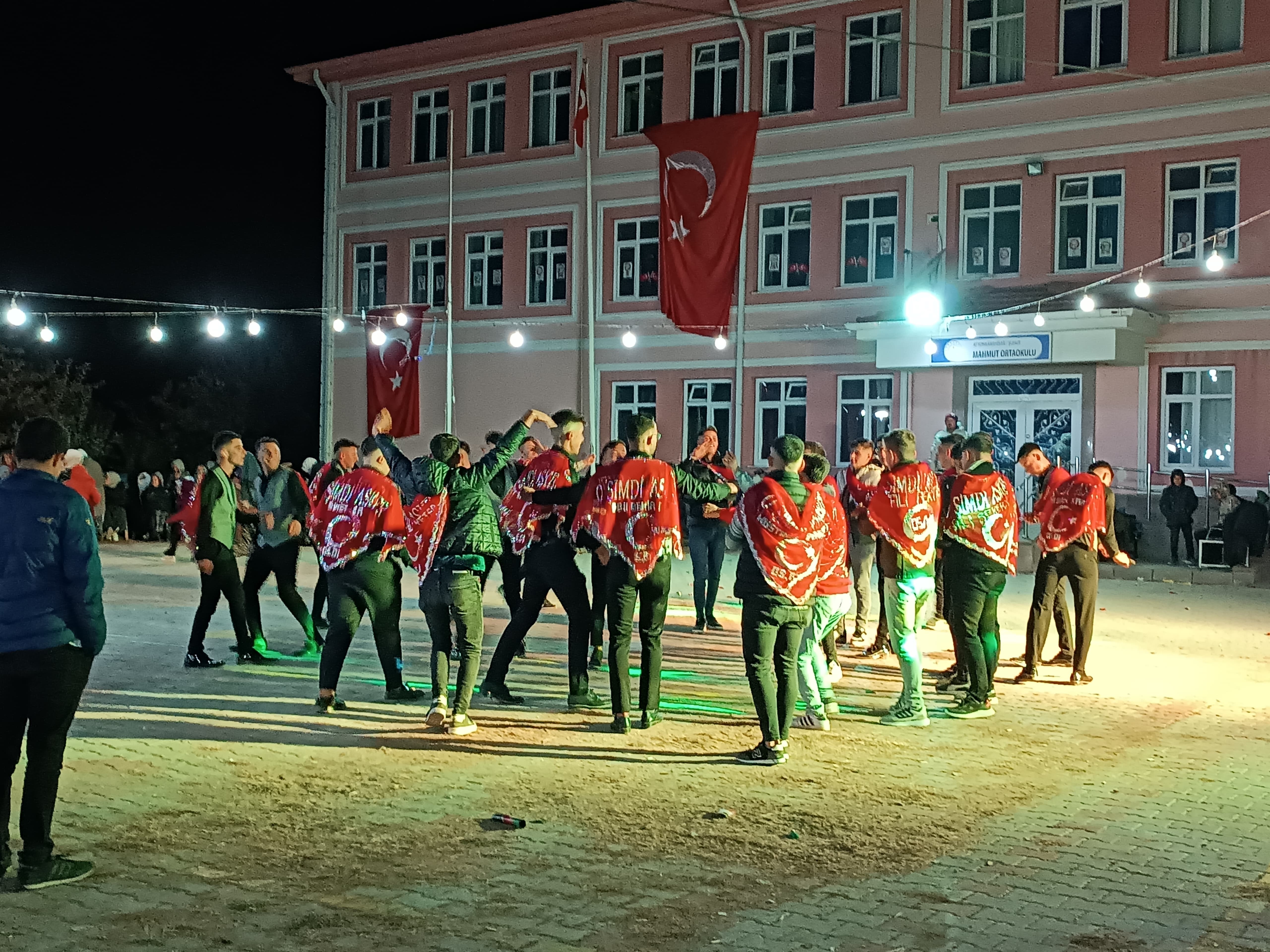 ‘Kınalı Kuzular’ Asker Eğlencesinde Moral Depoladı