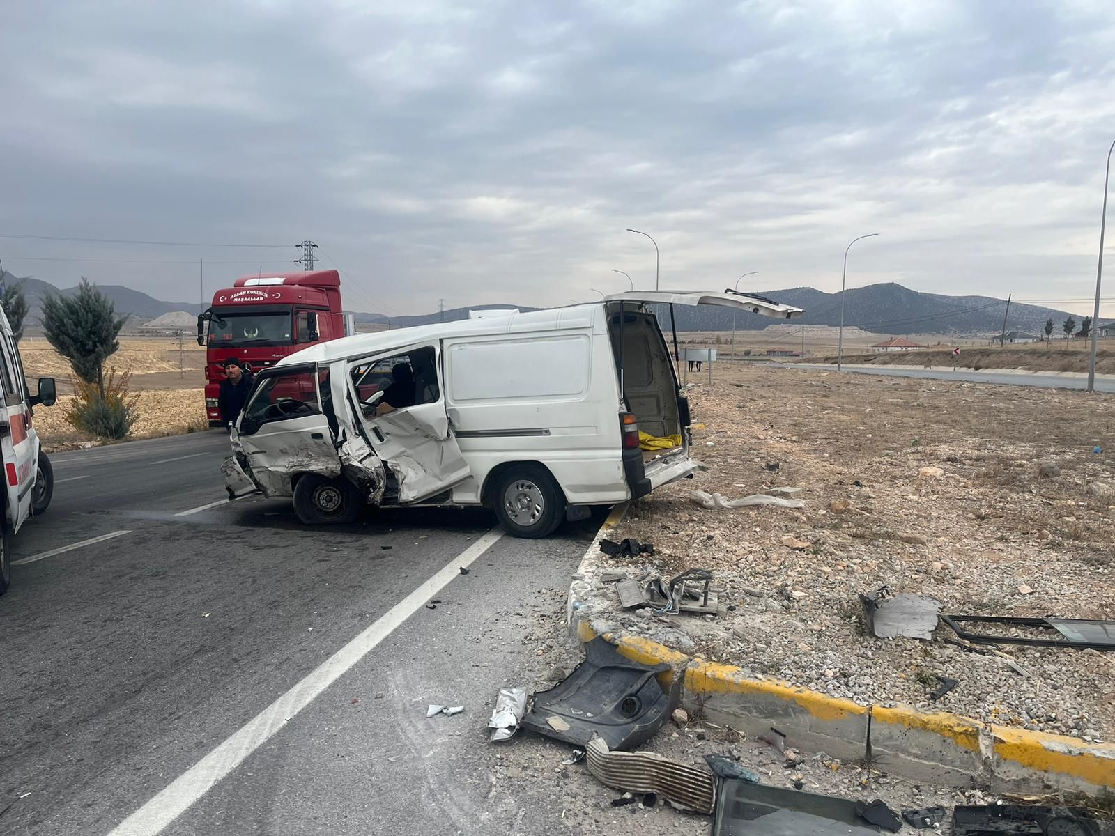 Afyon’da Kamyonet Ve Hafif Ticari Araç Çarpıştı: 6 Yaralı