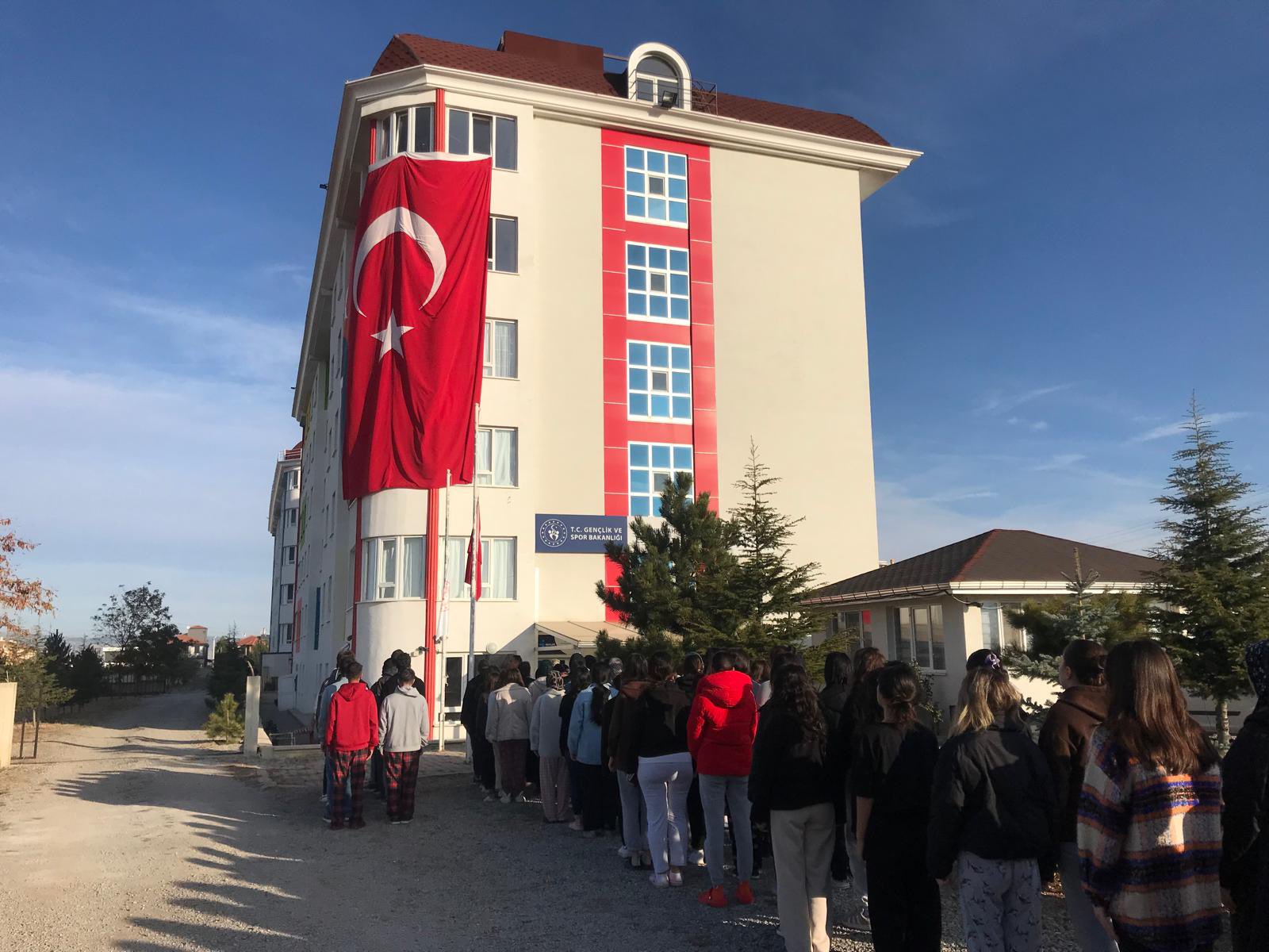 KYK Yurtlarında Kalan Gençler Atatürk'ü Andı
