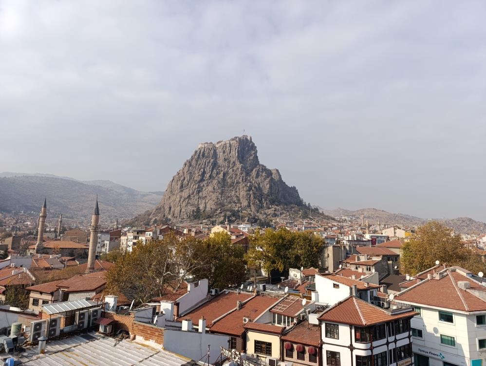 Afyonkarahisar yeni haftaya serin bir havayla başladı  Dereceler kaçı gösterdi? Detaylar haberimizde…