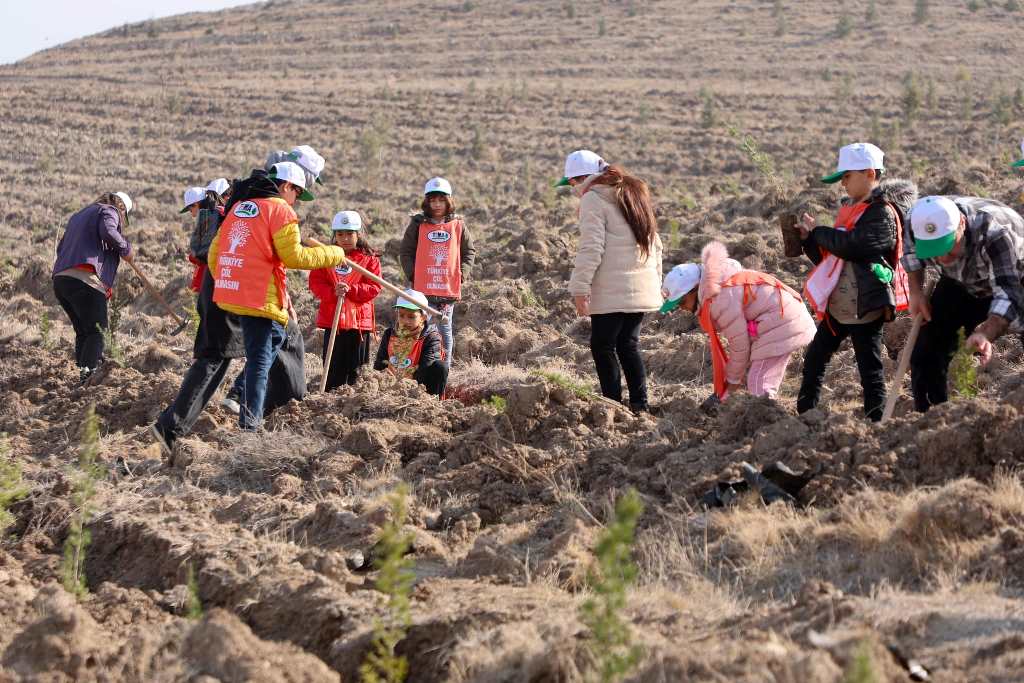 AFYONKARAHİSAR'DA 18 BİN 700 YENİ FİDAN TOPRAKLA BULUŞTU