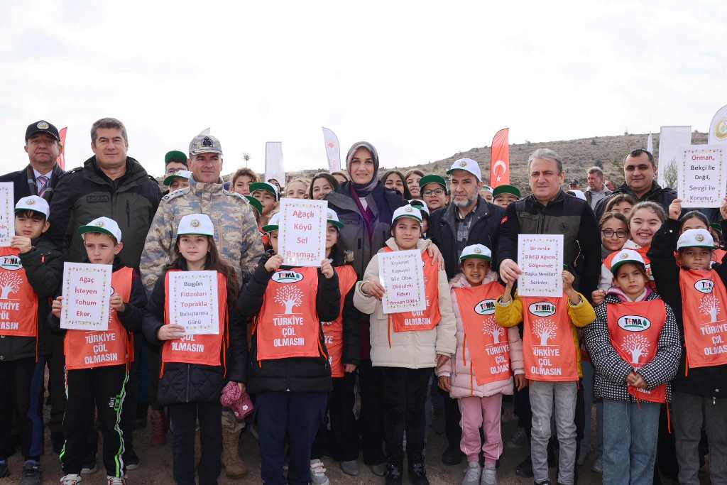 AFYONKARAHİSAR'DA 18 BİN 700 YENİ FİDAN TOPRAKLA BULUŞTU