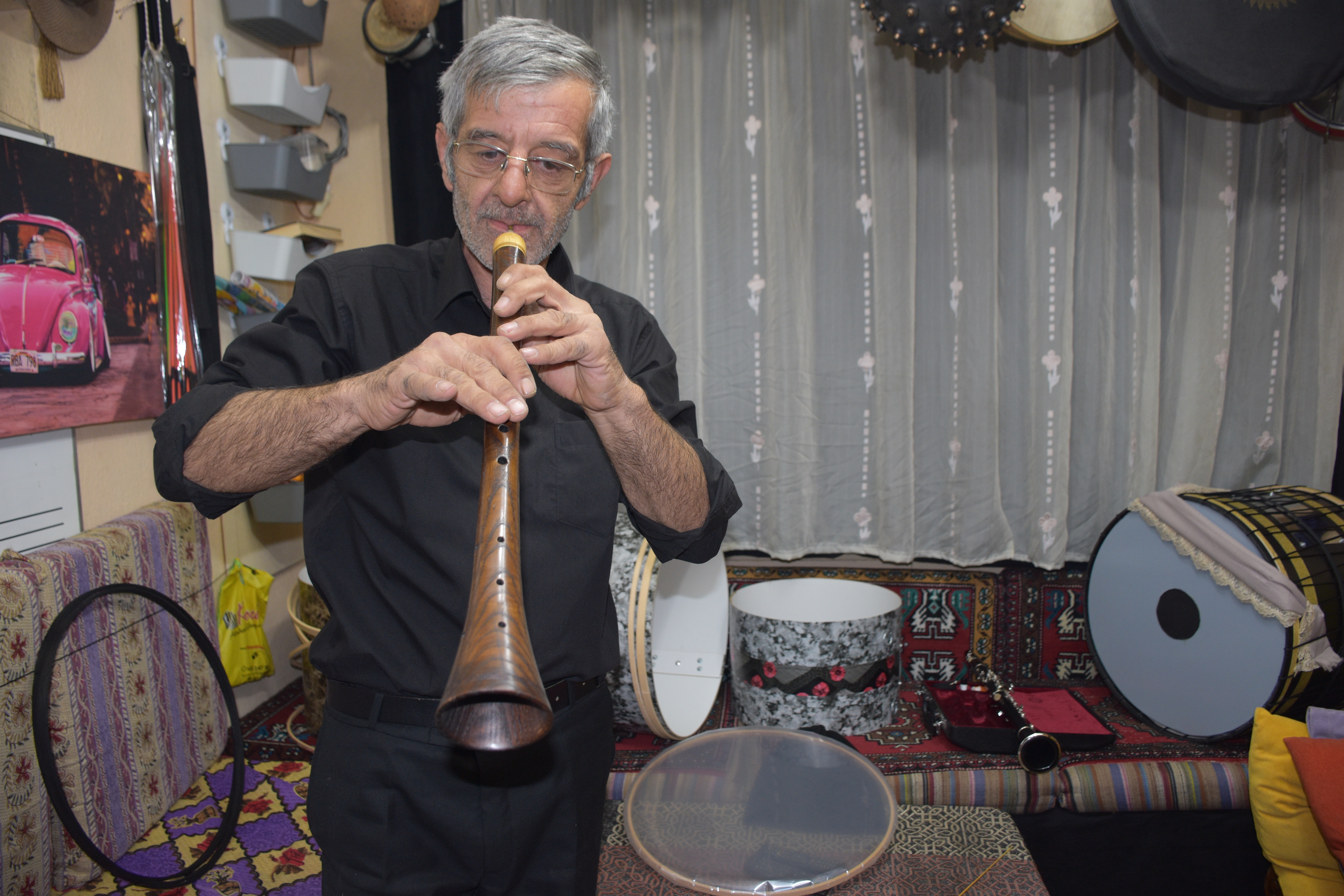Müzikten Kopmak İstemedi! Belediyenin "Zurnacı İsmail"i emekli olunca davul üretimine el attı