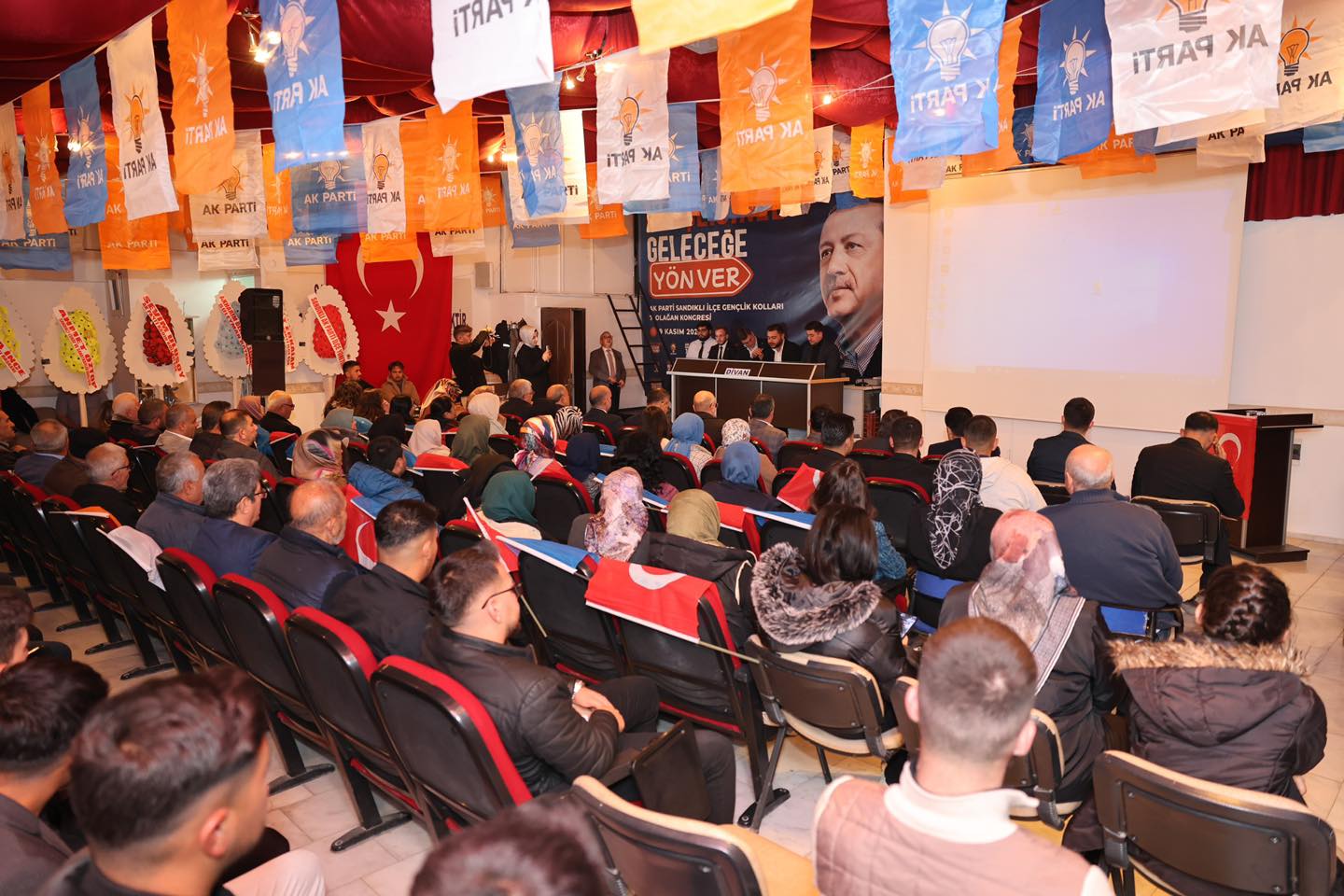 7. Olağan Kongresi gerçekleştirildi:  AK Parti Sandıklı İlçe Gençlik Kolları kongresi yapıldı