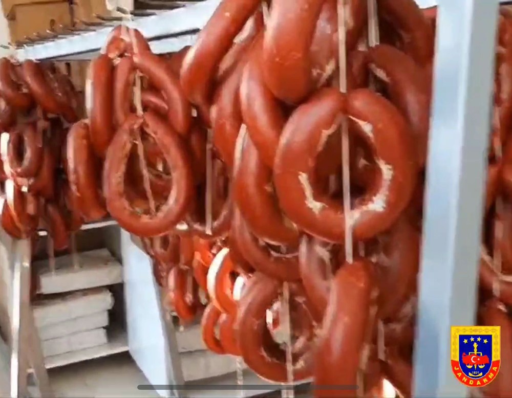 Jandarmadan gıda sahtekarlarına operasyon!  Piyasa değeri 250 bin TL olan bir ton 89 kilogram sucuk ele geçirildi