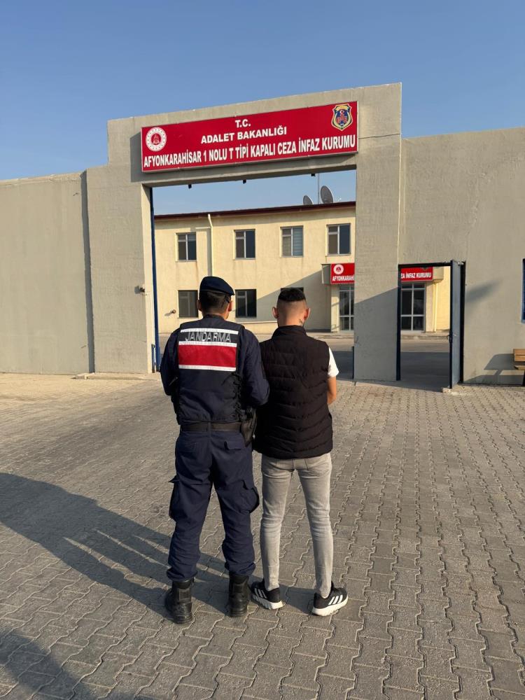 4 yıl 2 ay hapis cezasıyla aranıyordu: Aranması olan şahsı jandarma yakaladı