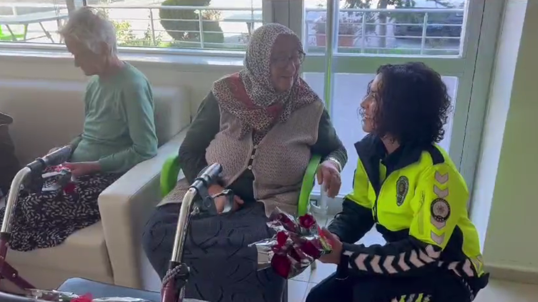 Afyon’da Polis Ekipleri Yaşlılara Gönül Baharı Getirdi