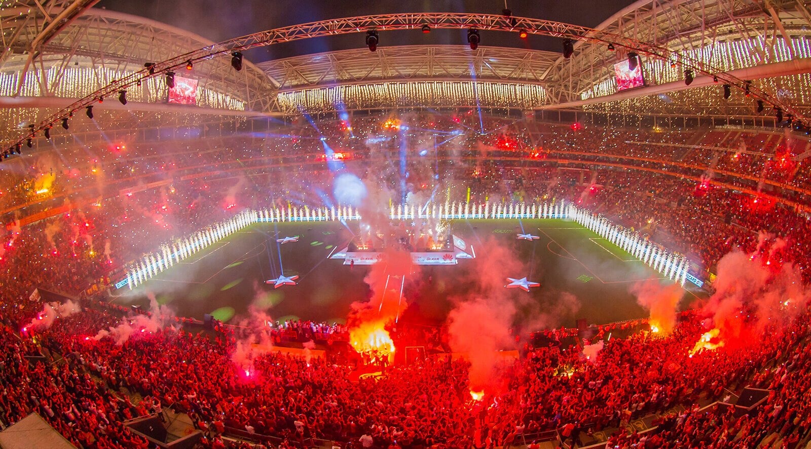 TÜRKİYE'DEN GALATASARAY ZİRVENİN SAHİBİ OLDU