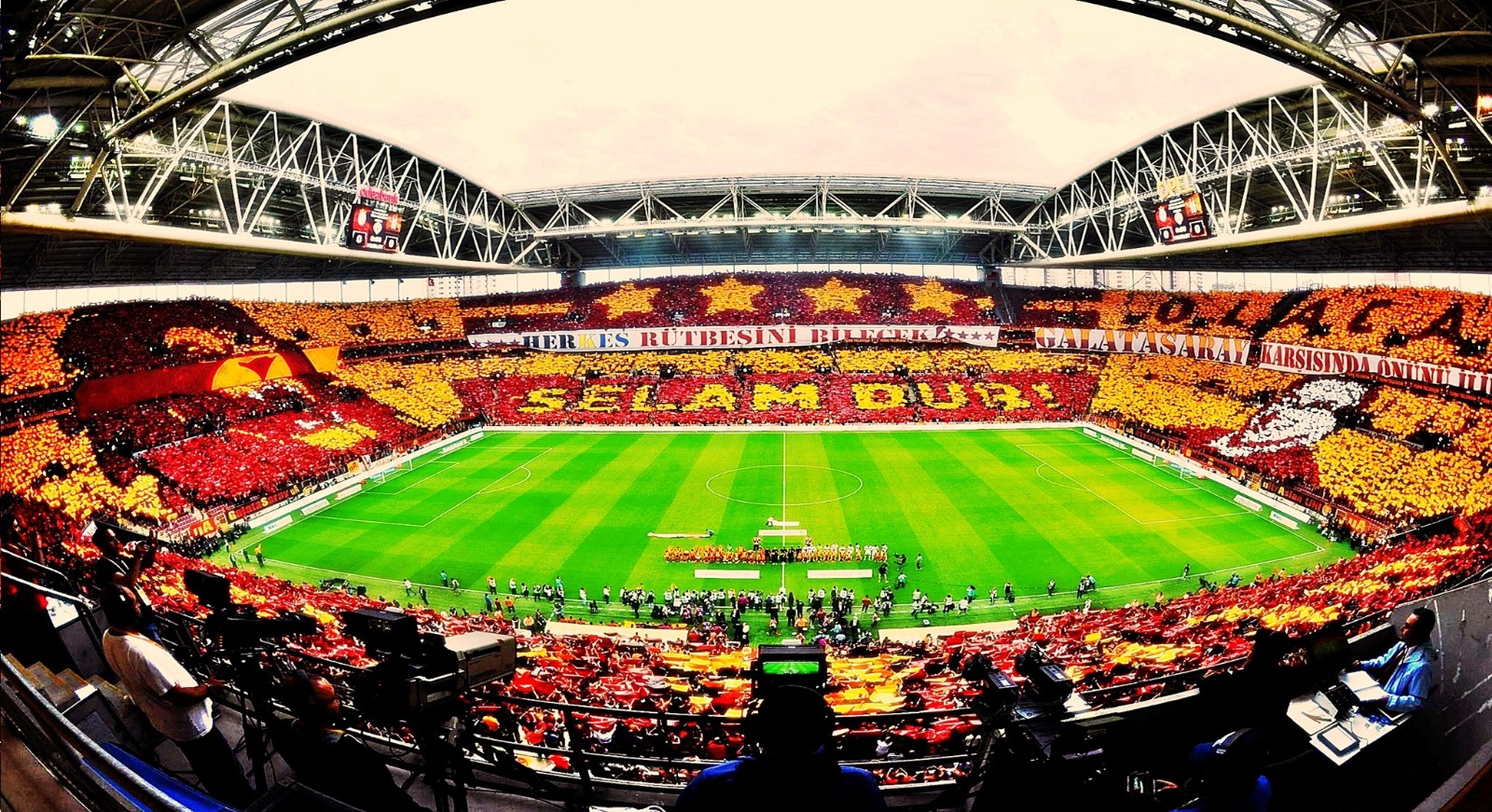 TÜRKİYE'DEN GALATASARAY ZİRVENİN SAHİBİ OLDU