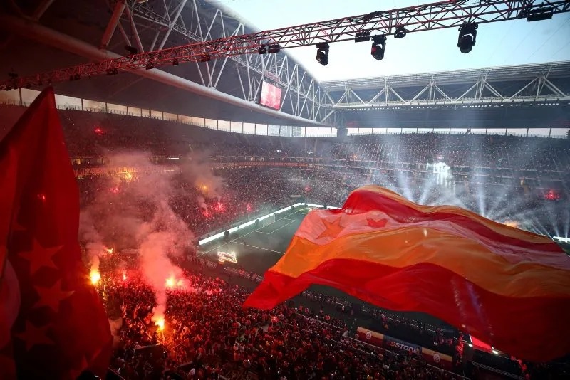 TÜRKİYE'DEN GALATASARAY ZİRVENİN SAHİBİ OLDU