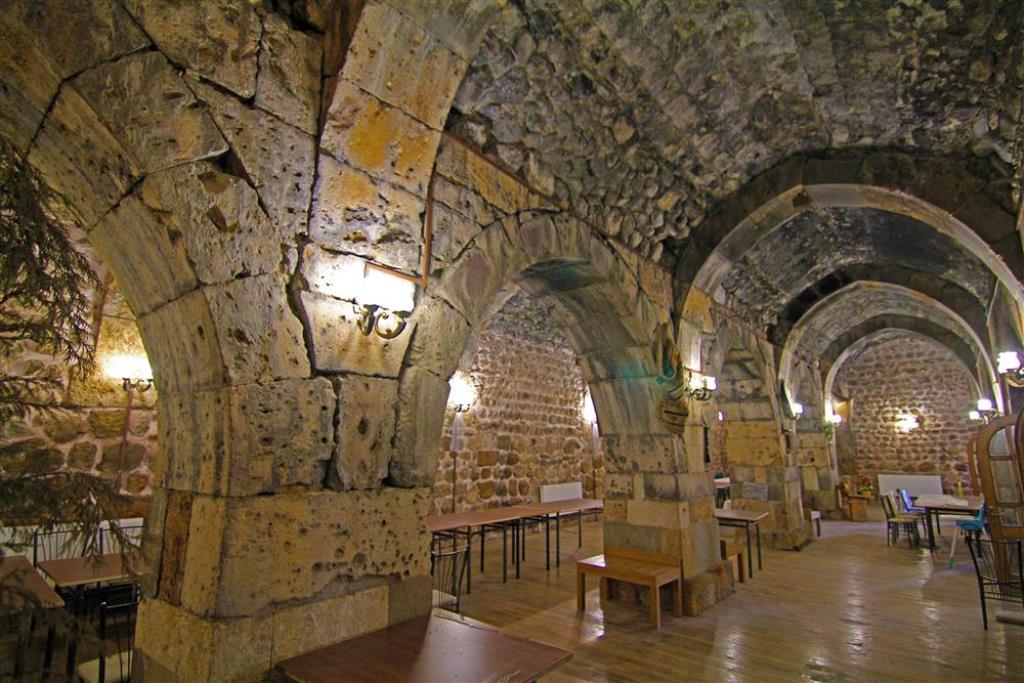 İSHAKLI KERVANSARAYI YILLARA MEYDAN OKUYOR