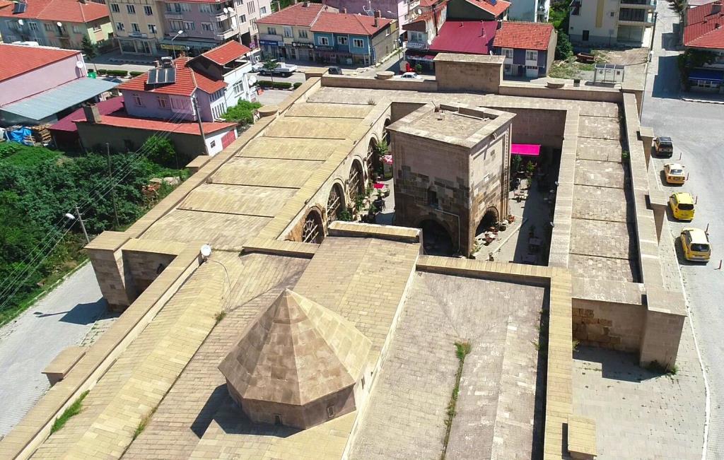 İSHAKLI KERVANSARAYI YILLARA MEYDAN OKUYOR