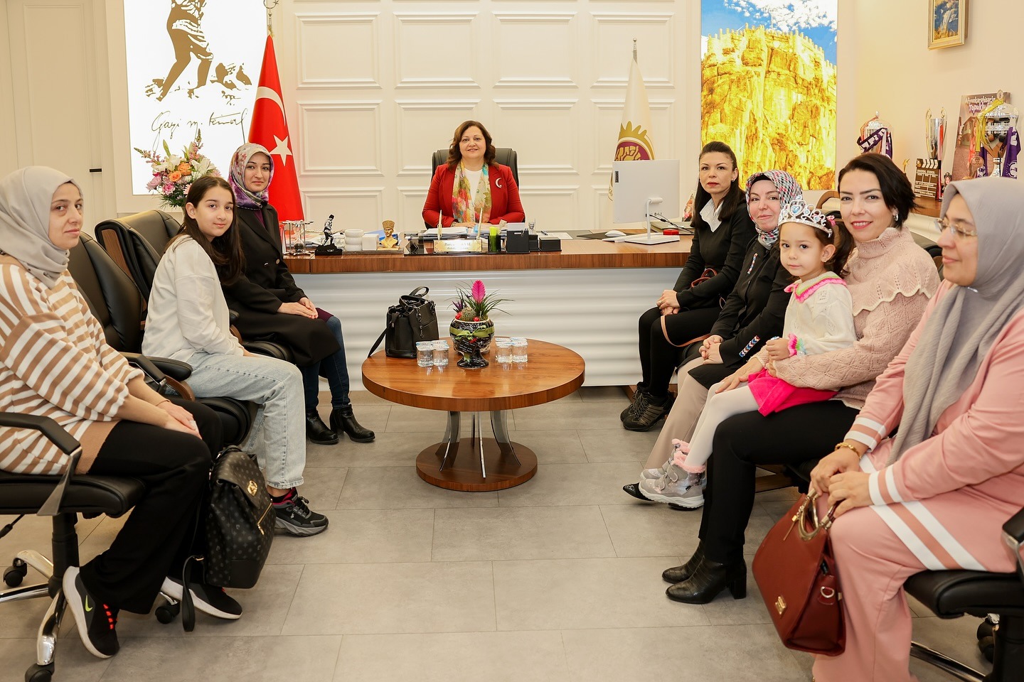 BAŞKAN KÖKSAL MİSAFİRLERİNİ MAKAMINDA KABUL ETTİ