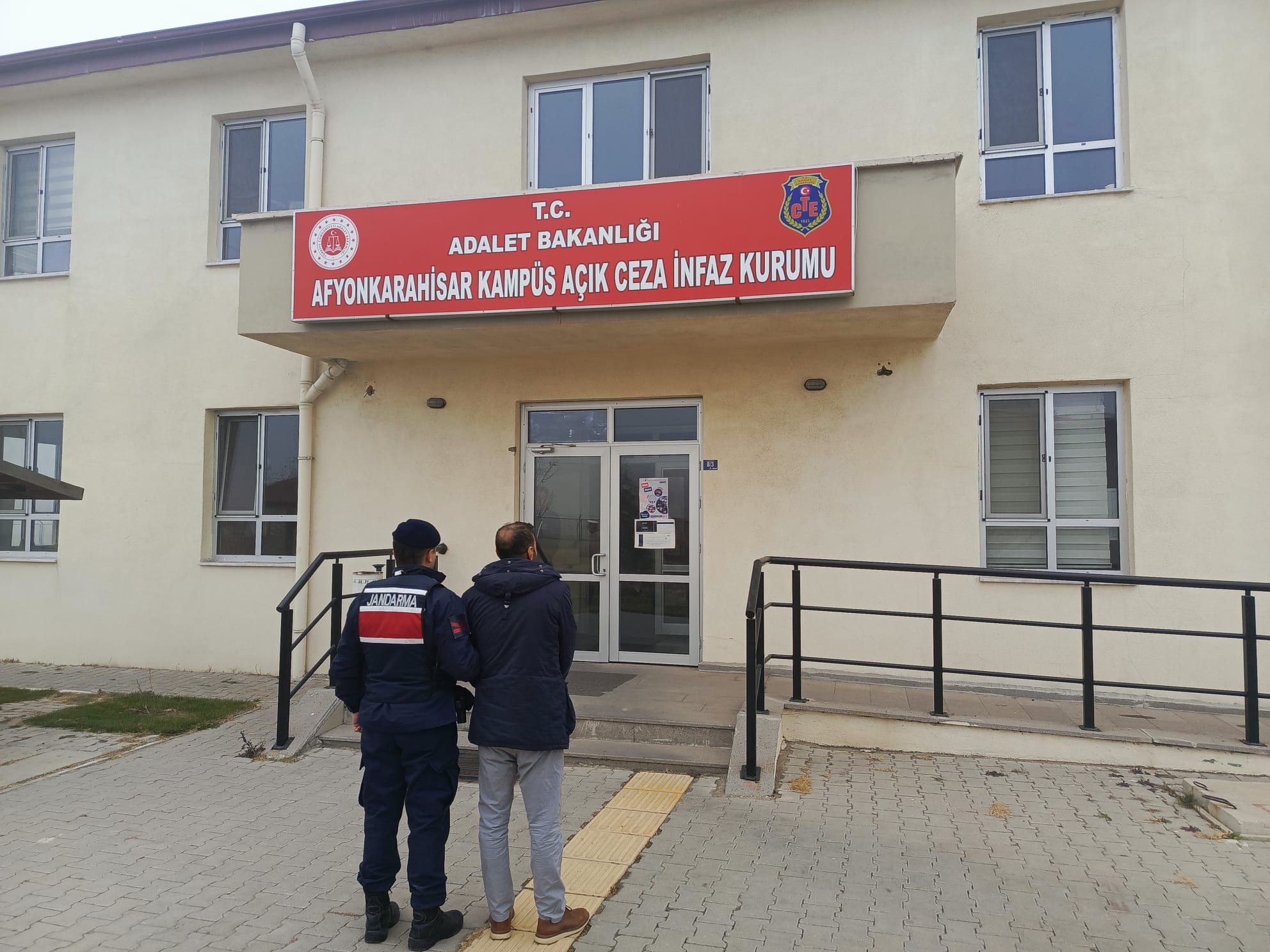 Hükümlüler yakayı ele verdi!  Afyonkarahisar'da 2 firari hükümlü yakalandı