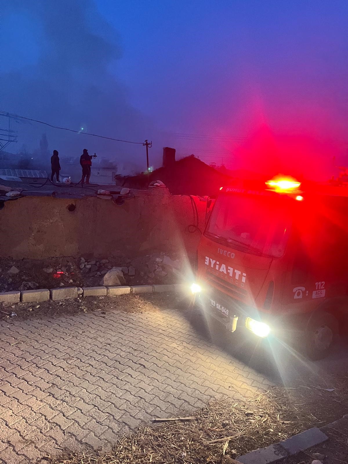 Kerpiç Evde Çıkan Yangın Korku Yarattı!  Şuhut'ta Tek Katlı Ev Alevlere Teslim Oldu