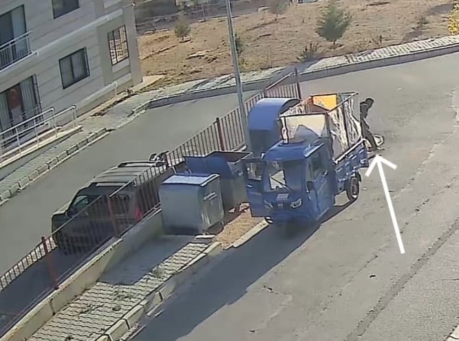 Yolun ortasındaki mazgal demirini çaldı!  Güpegündüz yaşanan mazgal hırsızlığı kamerada