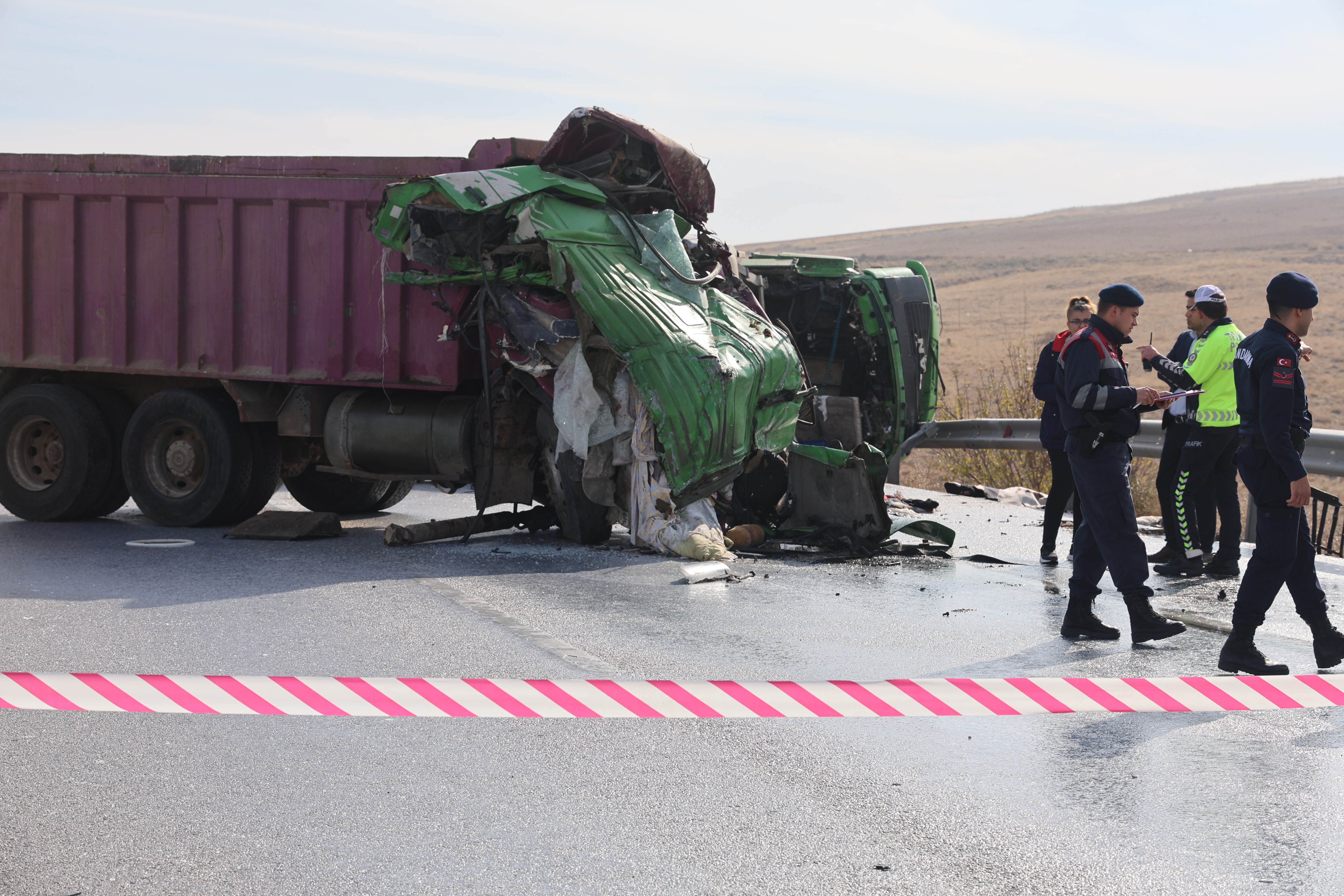 Feci Kazada Kamyonlar Çarpıştı: 2 Ölü!  Karşı şeride geçen kamyon başka bir kamyonla çarpıştı