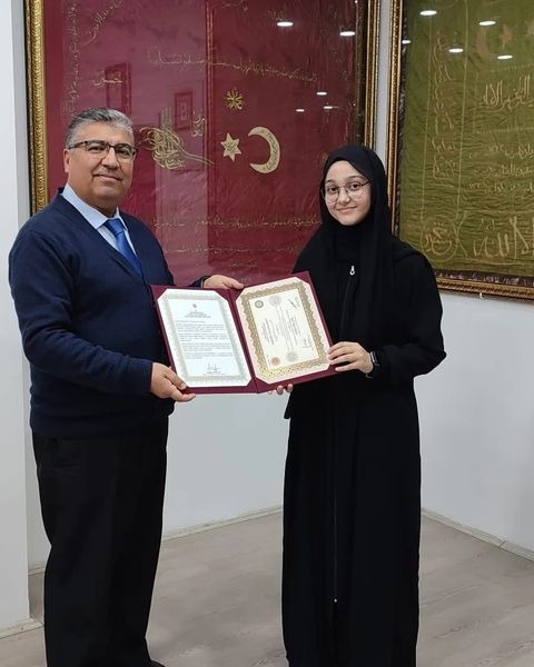 MÜDÜR AYDINALP, EMİRDAĞ İLÇESİNDE HAFIZLIK BELGELERİNİ TAKDİM ETTİ