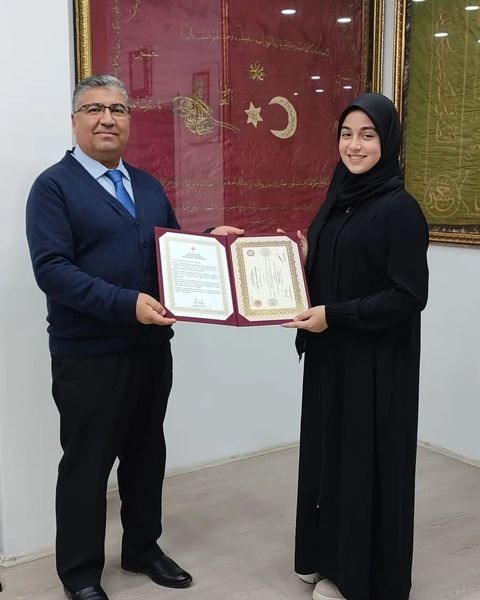 MÜDÜR AYDINALP, EMİRDAĞ İLÇESİNDE HAFIZLIK BELGELERİNİ TAKDİM ETTİ