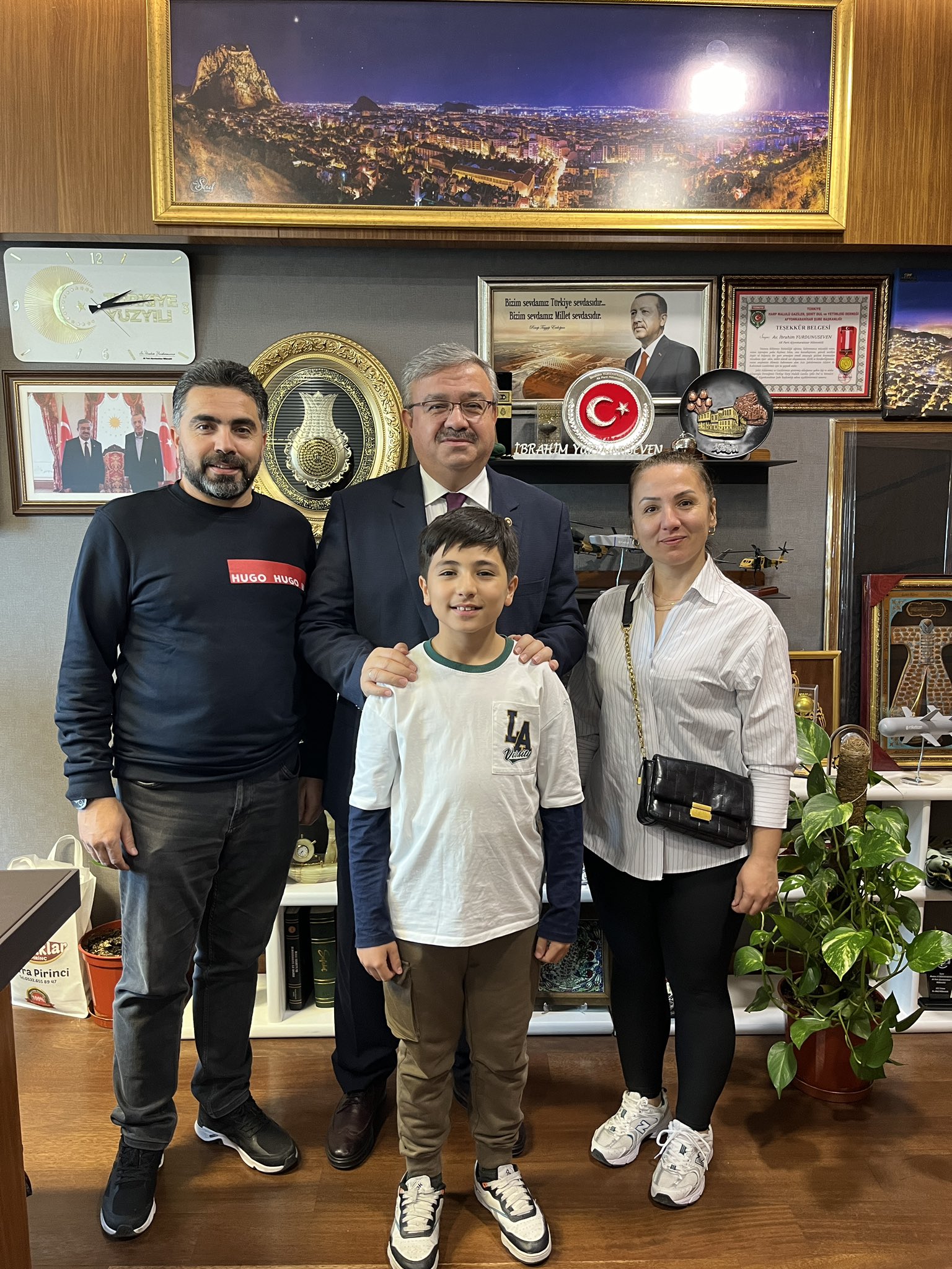 AK Partili Yurdunuseven Danışmanı ve Ailesini Makamında Ağırladı