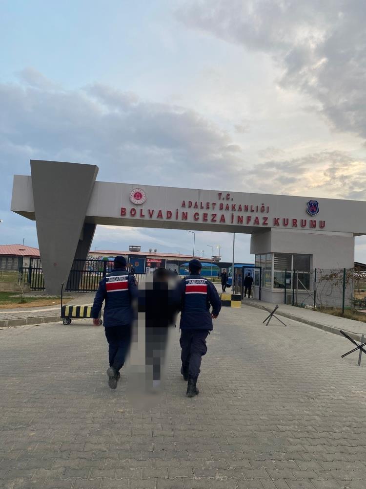 6 yıl 8 ay hapis cezasıyla aranıyordu: Aranması olan şahsı jandarma yakaladı