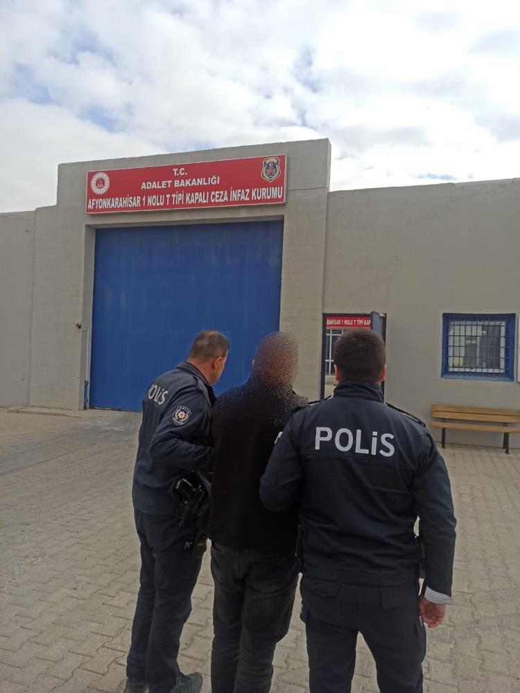 Kent merkezinde yakayı ele verdi!  Tasarlayarak adam öldürme suçundan aranan şahsı polis yakaladı
