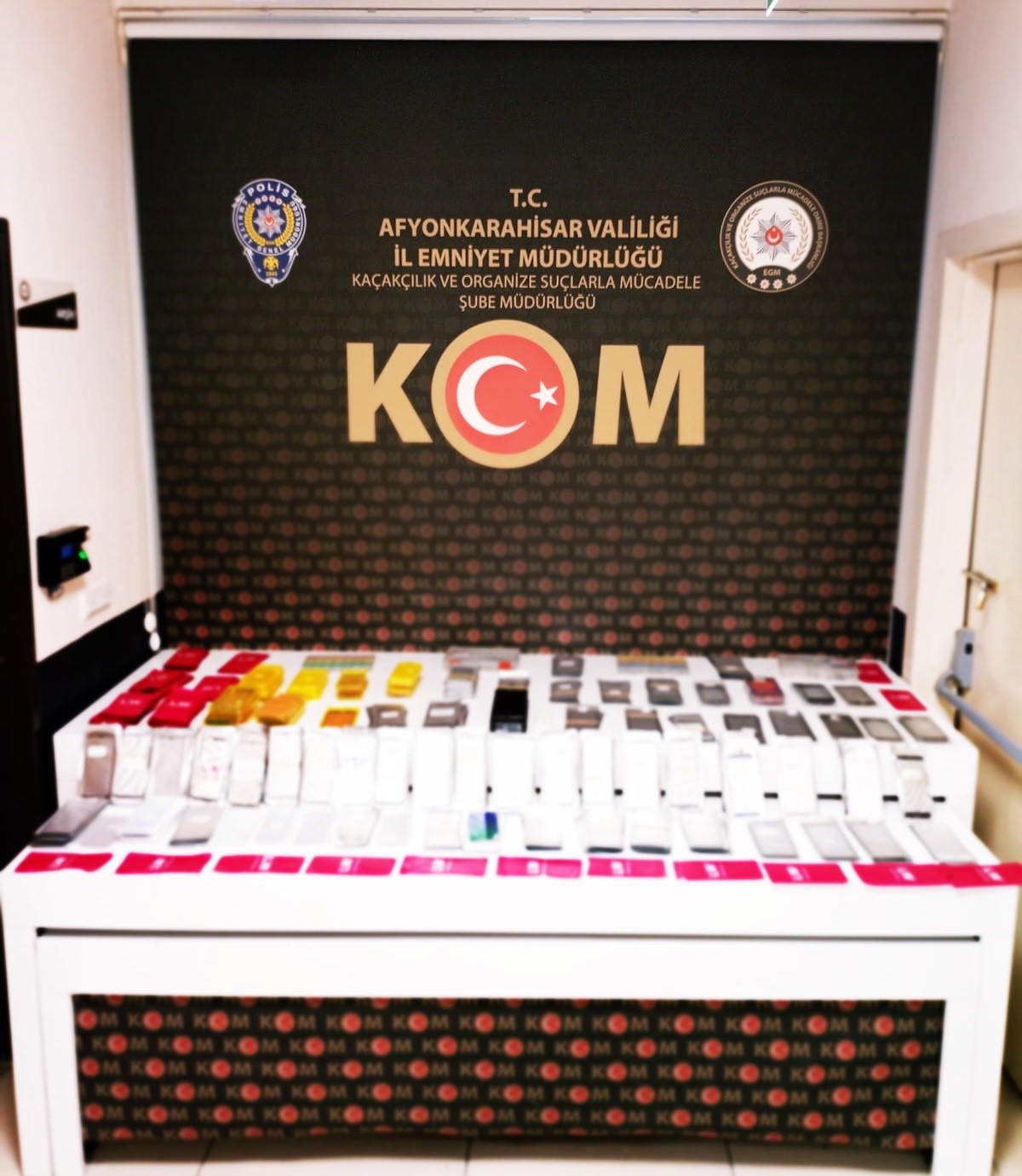 Afyon’da Kaçak Makaron Operasyonu!  Cep Telefonu Aksesuarlarında Kaçakçılık Vurgunu