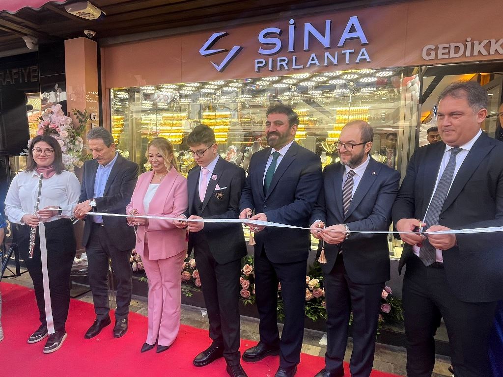 SİNA PIRLANTA, GEDİKKAYA KUYUMCULUK'UN YENİLENEN MAĞAZASINDA AÇILIŞ GERÇEKLEŞTİRDİ