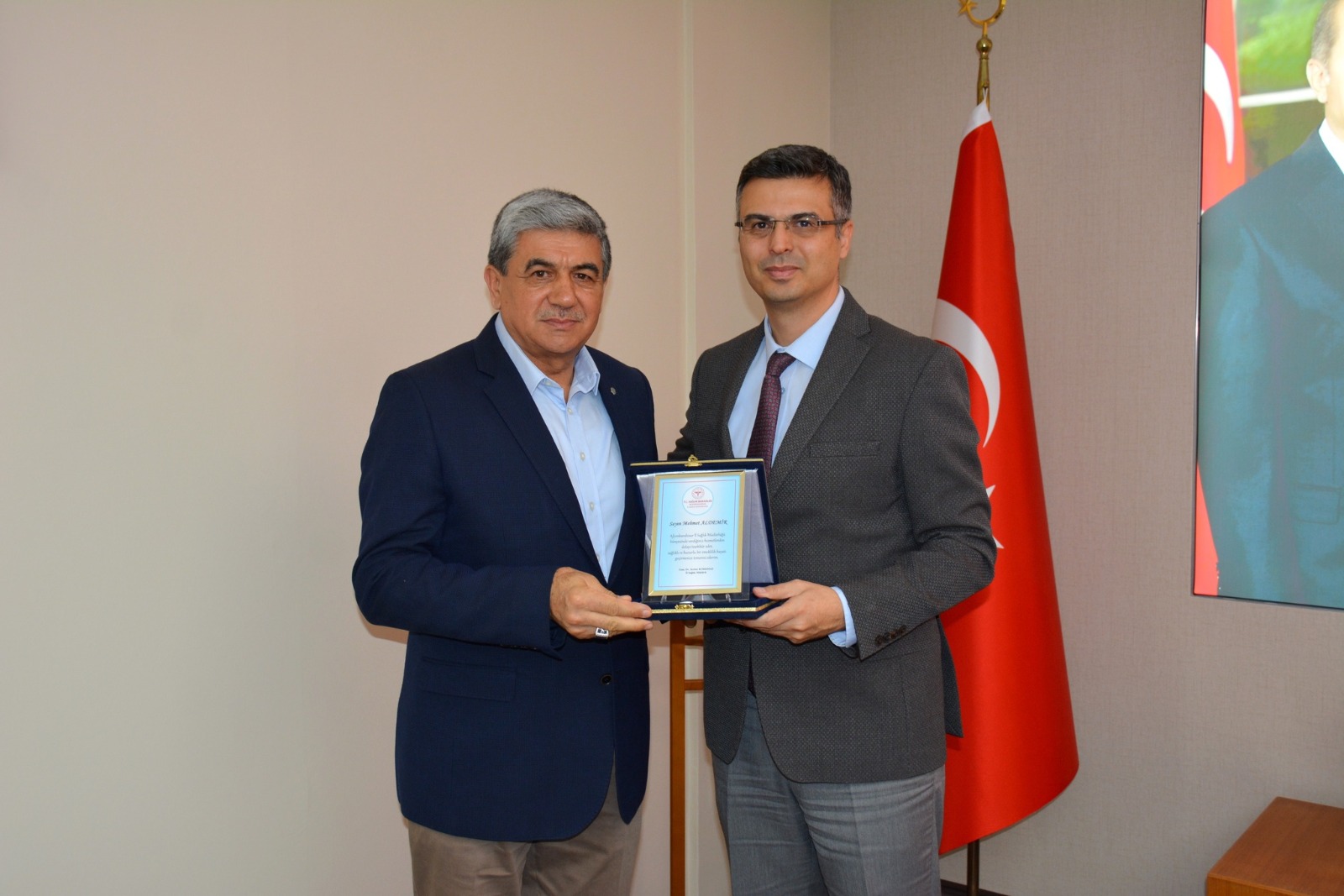 MÜDÜR KORKMAZ, EMEKLİ OLAN PERSONELLERİNE PLAKET TAKDİM ETTİ