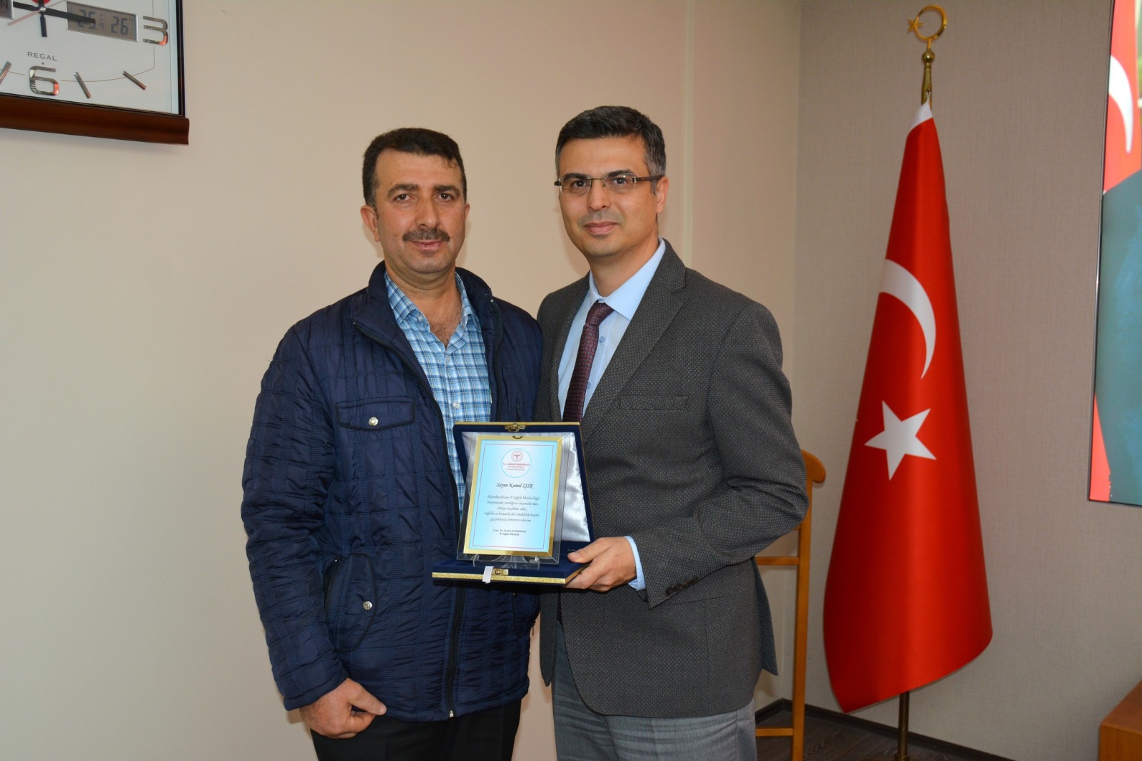 MÜDÜR KORKMAZ, EMEKLİ OLAN PERSONELLERİNE PLAKET TAKDİM ETTİ