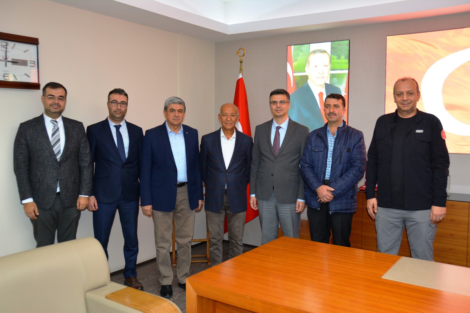 MÜDÜR KORKMAZ, EMEKLİ OLAN PERSONELLERİNE PLAKET TAKDİM ETTİ