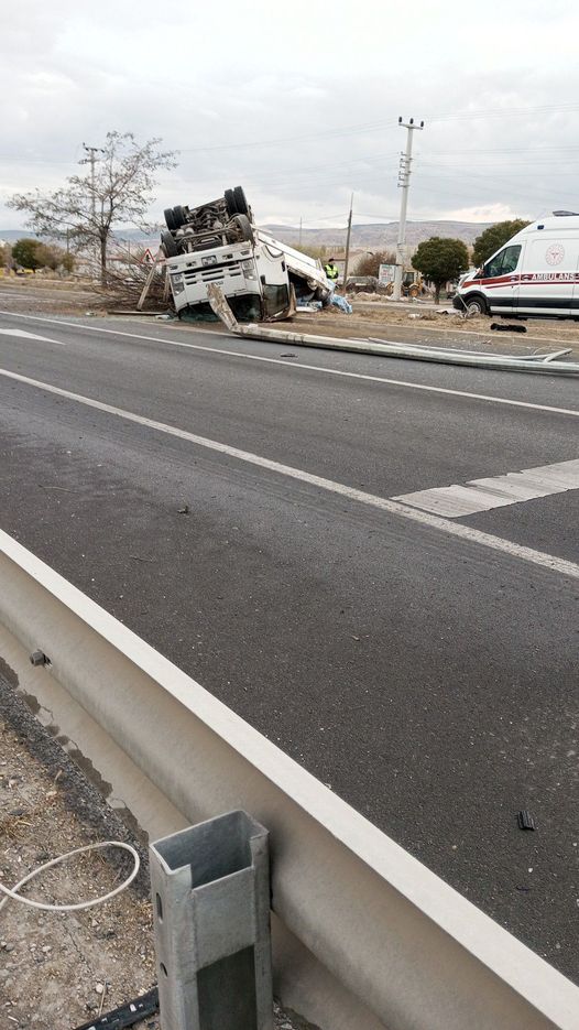 Afyon’da TIR Devrildi Yürekler Ağıza Geldi